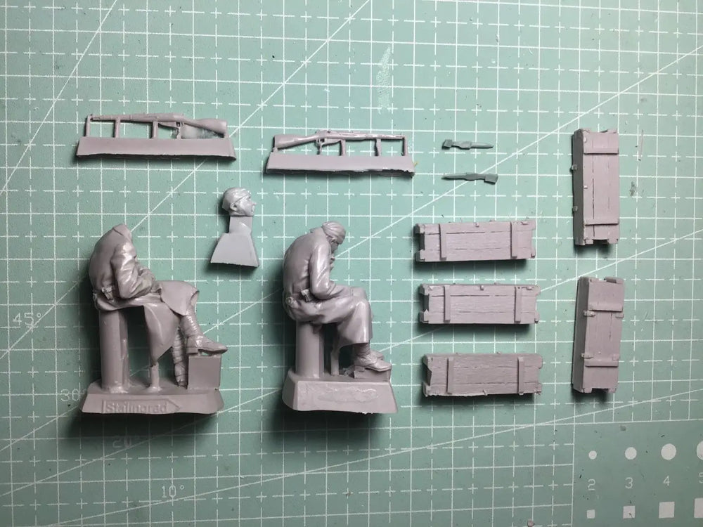 1/35 WWII Soviet Infantry on Supply Crates, 2 Figures, Resin Model Figure Kit, Unassembled and Unpainted