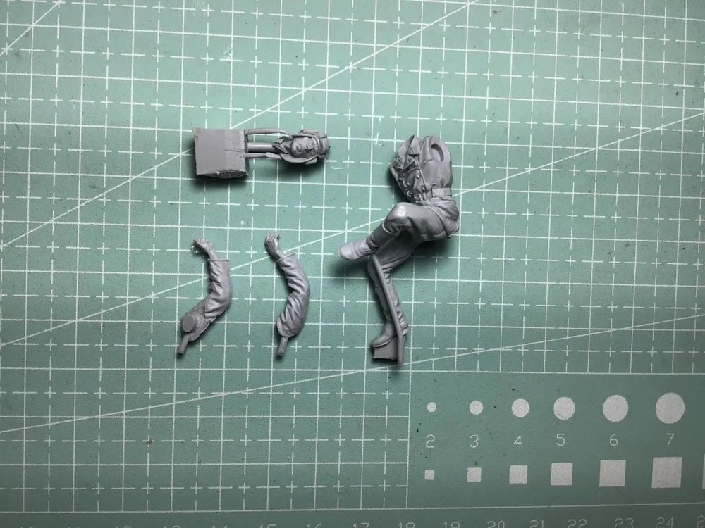 1/35 Modern Soldier in Tactical Uniform, Resin Model Figure Kit, Unassembled and Unpainted