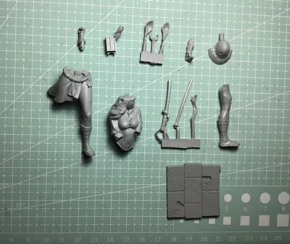 1/24 Antler-Helmed Warrior with Curved Blades, Resin Model Figure Kit, Fantasy Theme, Unassembled and Unpainted