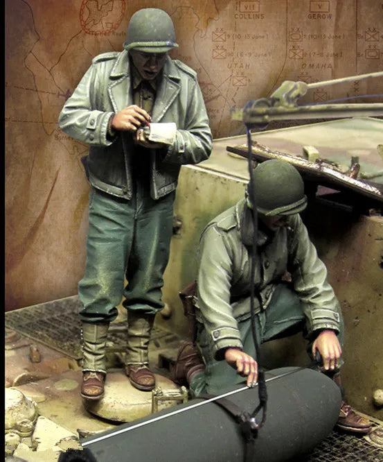 1/35 WWII Infantry Combat, 2 Figures, Resin Model Figure Kit, Unassembled and Unpainted