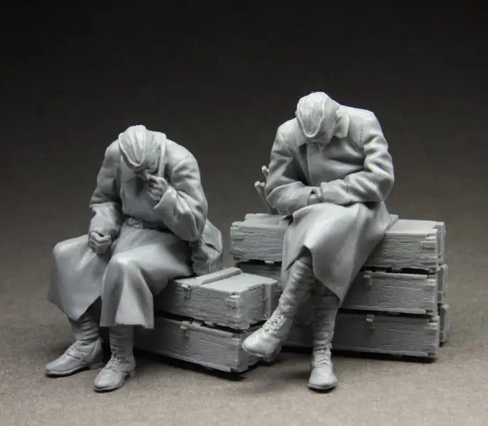 1/35 WWII Soldiers with Ammunition Crates, 2 Figures, Resin Model Figure Kit, Unassembled and Unpainted