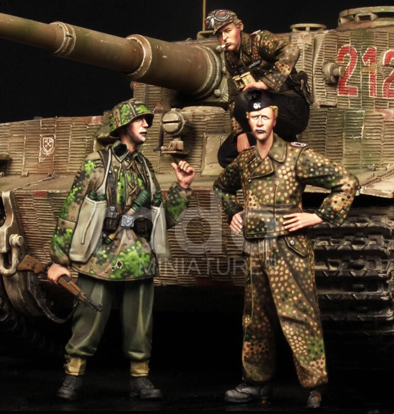1/35 WWII German Officer & Camouflaged Infantryman, 3 Figures, Resin Model Figure Kit, Unassembled and Unpainted