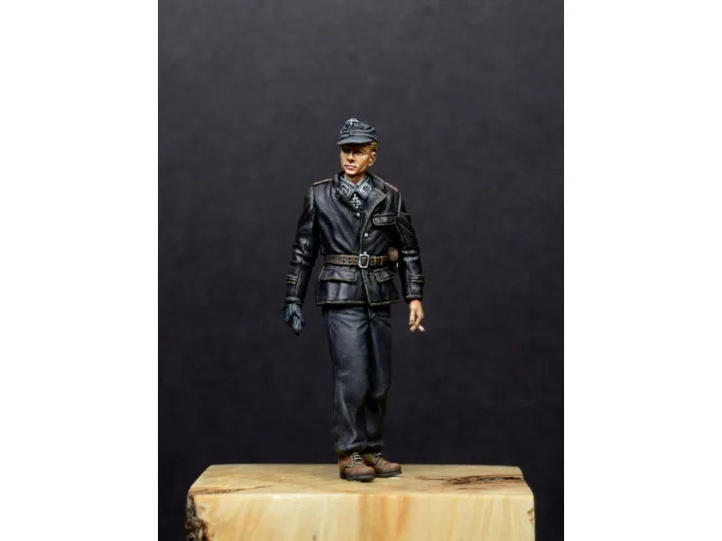1/35 WWII German Officer Standing at Attention, Resin Model Figure Kit, Unassembled and Unpainted
