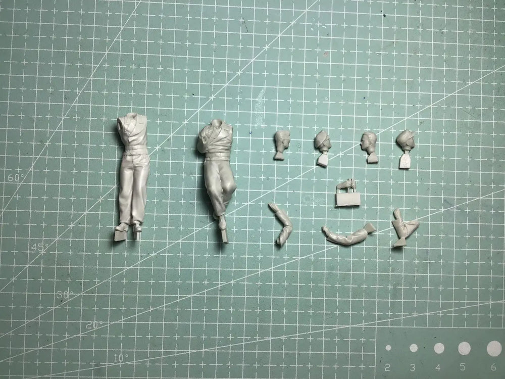 1/35 WWII German Officers at Artillery Sight, 2 Figures, Resin Model Figure Kit, Unassembled and Unpainted