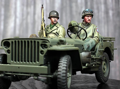 1/35 WWII US Jeep Crew with Rifle, 2 Figures, Resin Model Diorama Kit, Unassembled and Unpainted