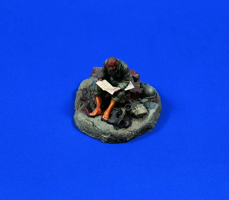 1/35 WWII German Soldier at Rest, Resin Model Figure Kit, Unassembled and Unpainted