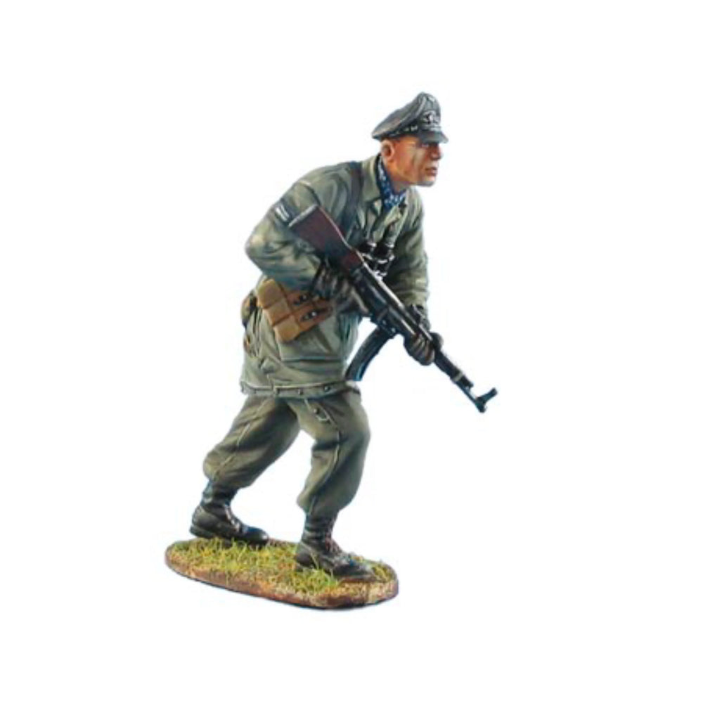 1/35 WWII Soviet Soldier Advancing with Rifle, Resin Model Figure Kit, Unassembled and Unpainted