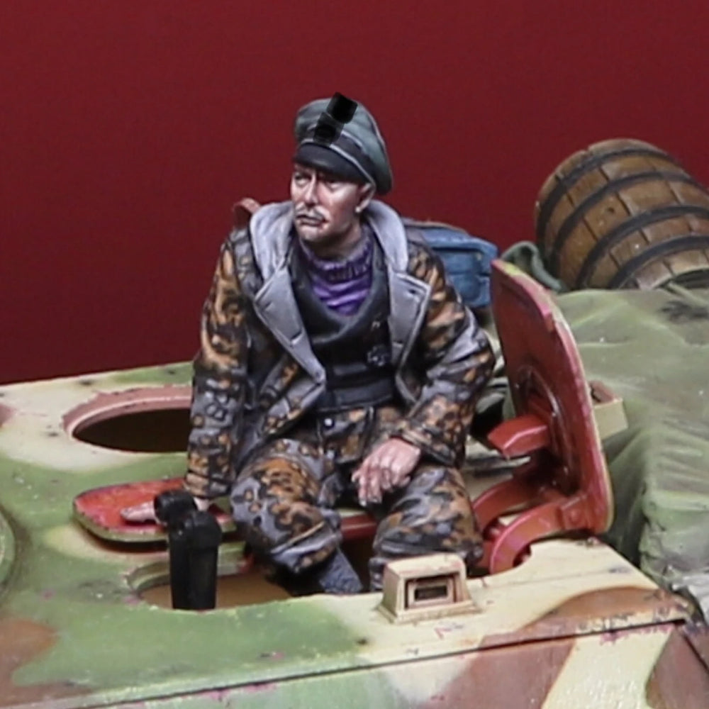 1/35 WWII German Soldier Seated with Binoculars, Resin Model Figure Kit, Unassembled and Unpainted