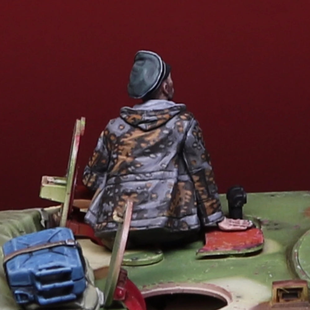 1/35 WWII German Soldier Seated with Binoculars, Resin Model Figure Kit, Unassembled and Unpainted