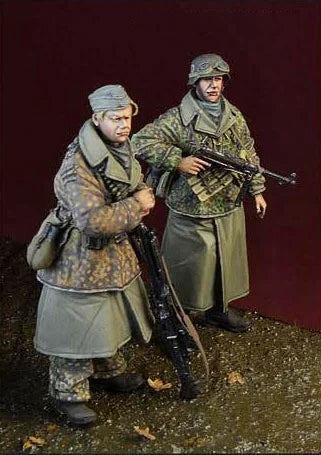 1/35 WWII German Officers Conferring in Winter Overcoats, 4 Figures, Resin Model Figure Kit, Unassembled and Unpainted