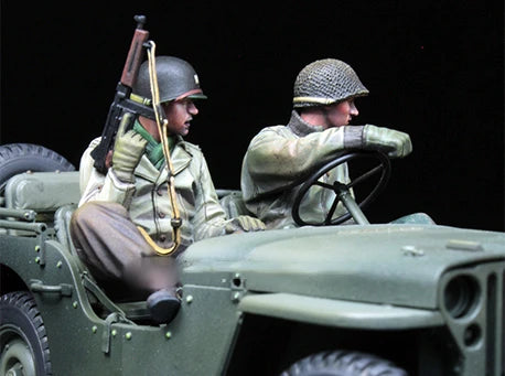 1/35 WWII US Jeep Crew with Rifle, 2 Figures, Resin Model Diorama Kit, Unassembled and Unpainted