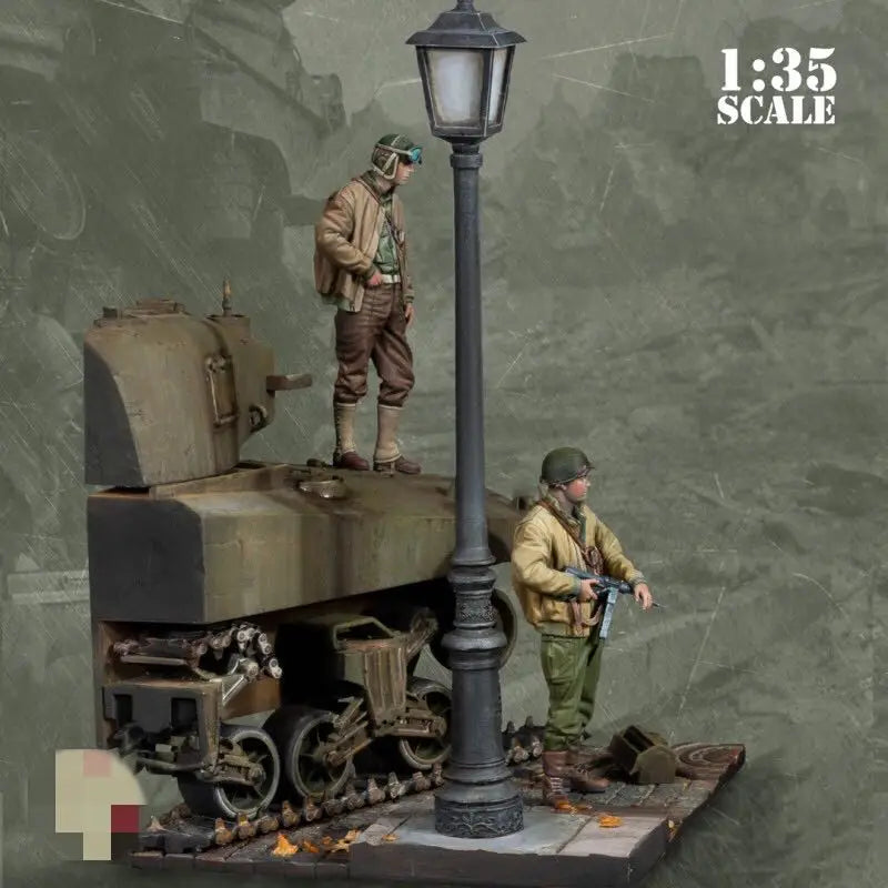 1/35 WWII Soldiers & Truck, 4 Figures, Resin Model Diorama Kit, Unassembled and Unpainted