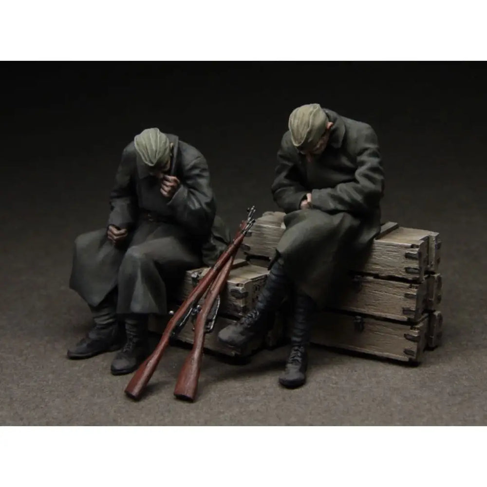 1/35 WWII Soviet Infantry on Supply Crates, 2 Figures, Resin Model Figure Kit, Unassembled and Unpainted