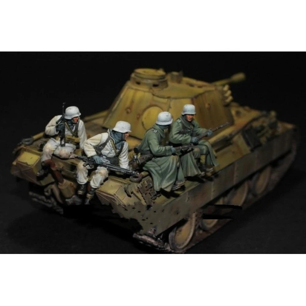 1/35 WWII German Panzer Crew in White Winter Uniforms, 4 Figures, Resin Model Figure Kit, Unassembled and Unpainted
