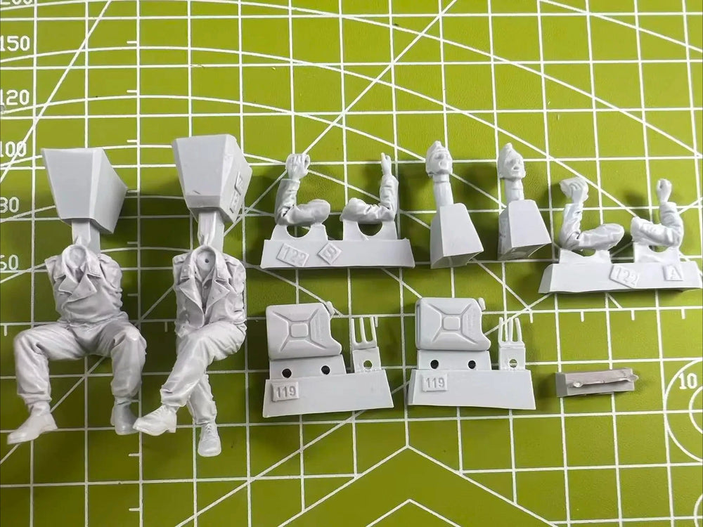 1/35 WWII German Tank Refueling Scene, 2 Figures, Resin Model Figure Kit, Unassembled and Unpainted