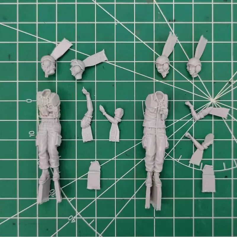 1/35 Modern British Army Tank Crew Operation Granby, 2 Figures, Resin Model Figure Kit, Unassembled and Unpainted