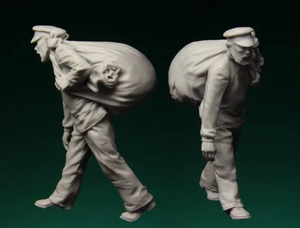 1/35 WWII Soviet Soldier Carrying Child, Resin Model Figure Kit, Unassembled and Unpainted