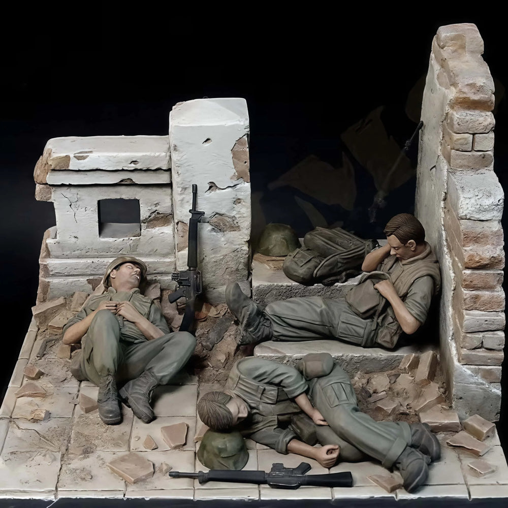 1/35 WWII Soldiers in Ruins, 3 Figures, Resin Model Figure Kit, Unassembled and Unpainted