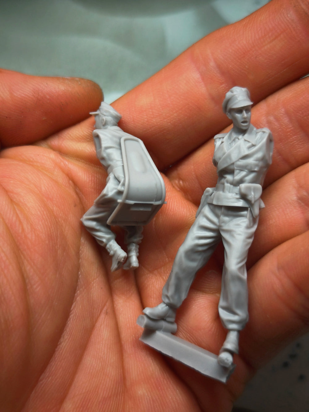 1/35 WWII German DAK Jeep Crew with MG42, 2 Figures, Resin Model Figure Kit, Unassembled and Unpainted