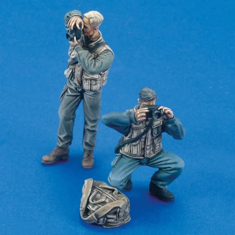 1/35 WWII Military Photographer, 2 Figures, Resin Model Figure Kit, Unassembled and Unpainted