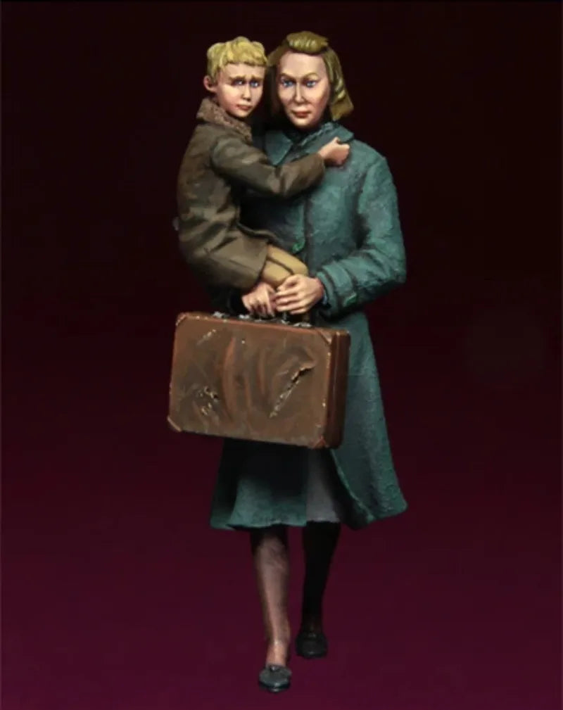 1/35 WWII Refugee Mothers with Children and Luggage, 2 Figures, Resin Model Figure Kit, Unassembled and Unpainted