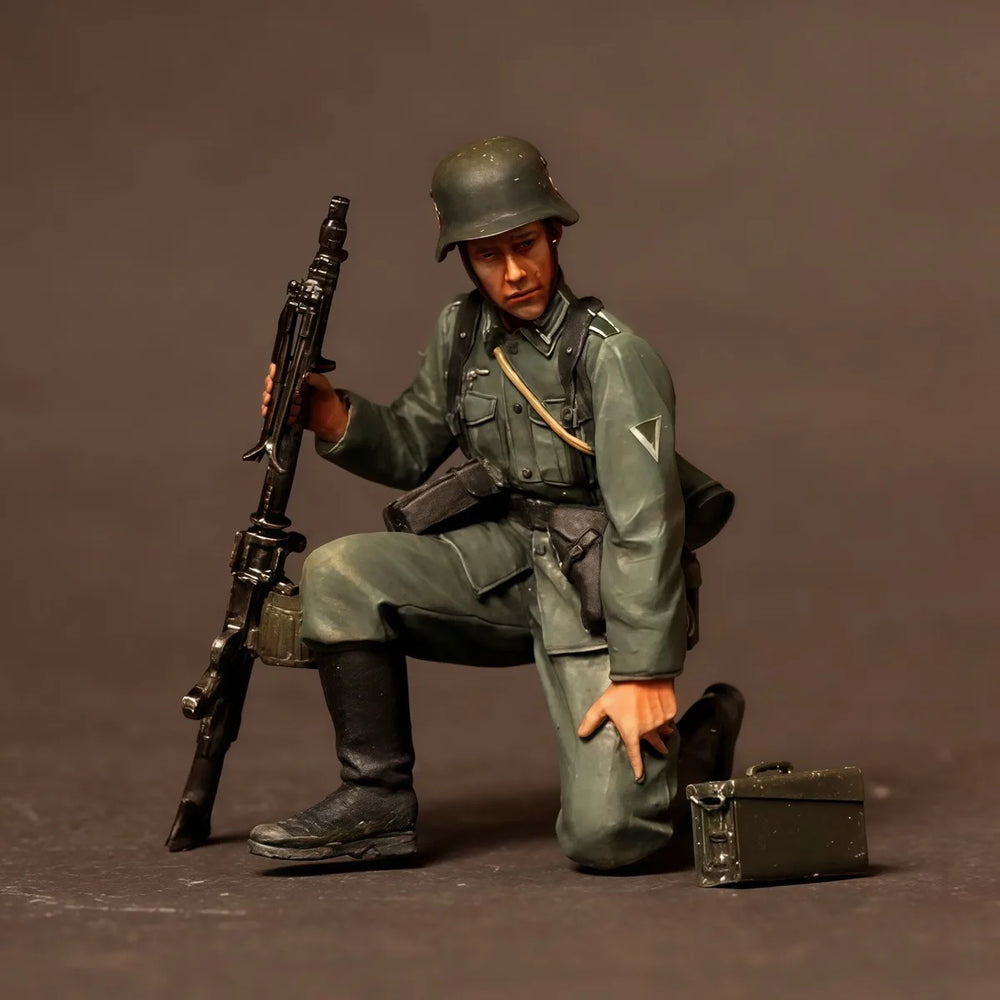 1/35 WWII German Crouching Machine Gunner, Resin Model Figure Kit, Unassembled and Unpainted