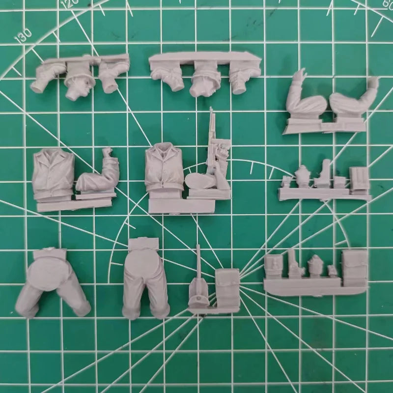 1/35 WWII German Jeep Driver, 2 Figures, Resin Model Figure Kit, Unassembled and Unpainted