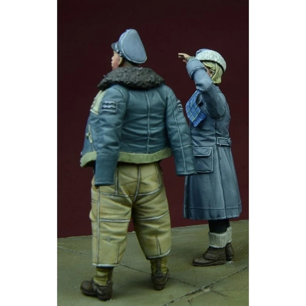 1/35 WWII German Luftwaffe Pilot & Female Assistant, 2 Figures, Resin Model Figure Kit, Unassembled and Unpainted