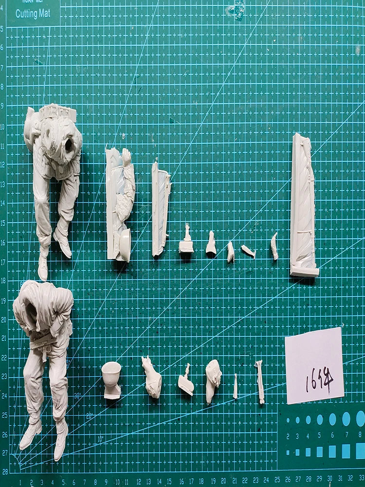 1/16 WWII German Tank Crew with MG42, 2 Figures, Resin Model Figure Kit, Unassembled and Unpainted
