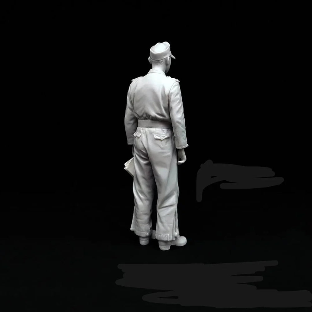 1/35 WWII British Officer in Khaki Tunic and Pith Helmet, Resin Model Figure Kit, Unassembled and Unpainted
