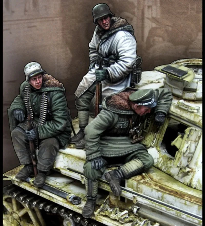 1/35 WWII German Tank Crew Sheltering in Winter, 3 Figures, Resin Model Diorama Kit, Unassembled and Unpainted