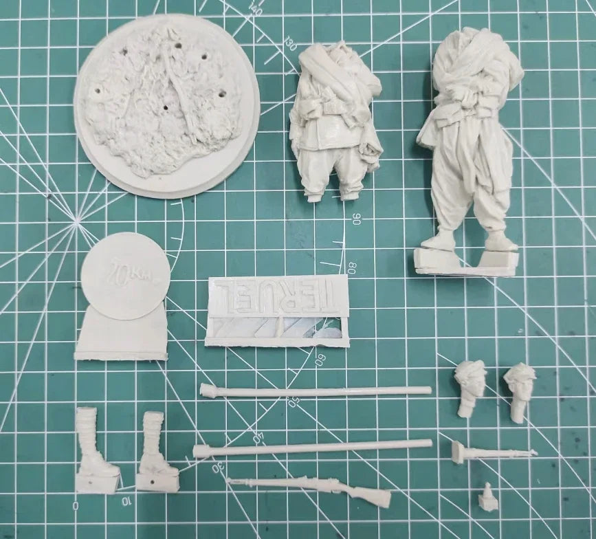 1/24 WWI Spanish Civil War Soldiers with Base, 2 Figures, Resin Model Figure Kit, Unassembled and Unpainted