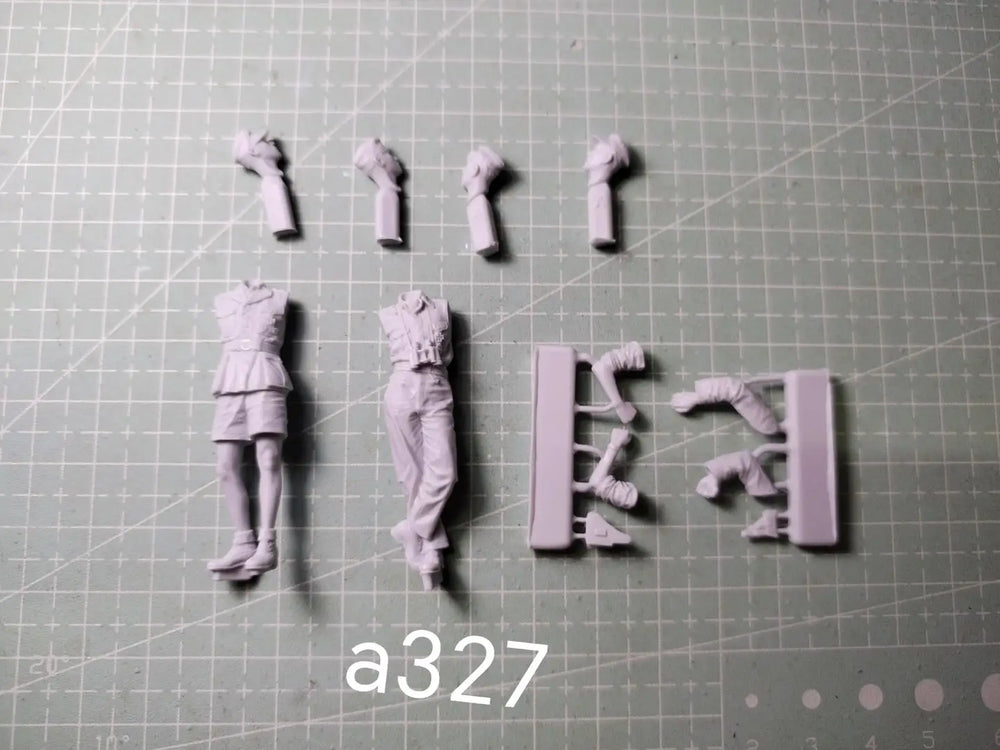1/35 Sorceress in Tiered Robes, Resin Model Figure Kit, Fantasy Theme, Unassembled and Unpainted