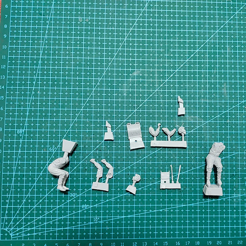 1/35 WWII Soviet T-70 Tank Crew, 2 Figures, Resin Model Figure Kit, Unassembled and Unpainted