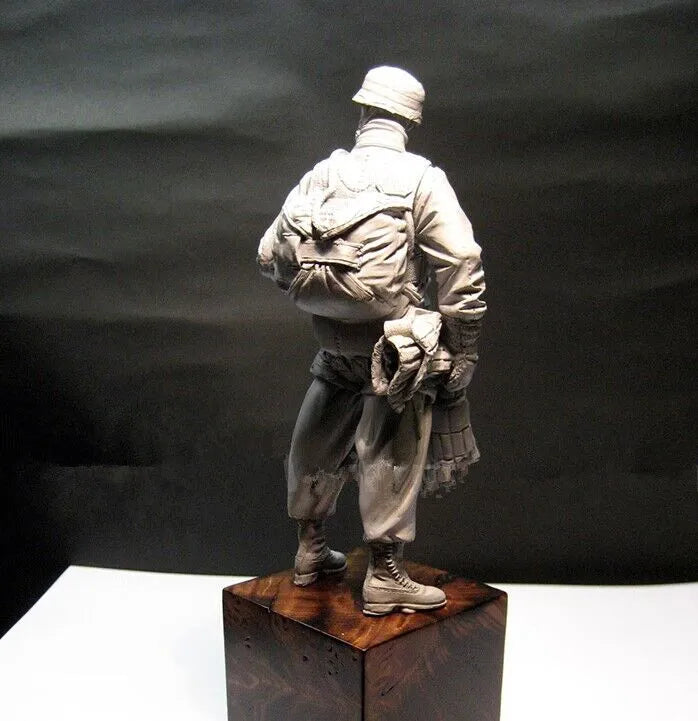 1/16 WWI British Infantryman in Brodie Helmet, Resin Model Figure Kit, Unassembled and Unpainted