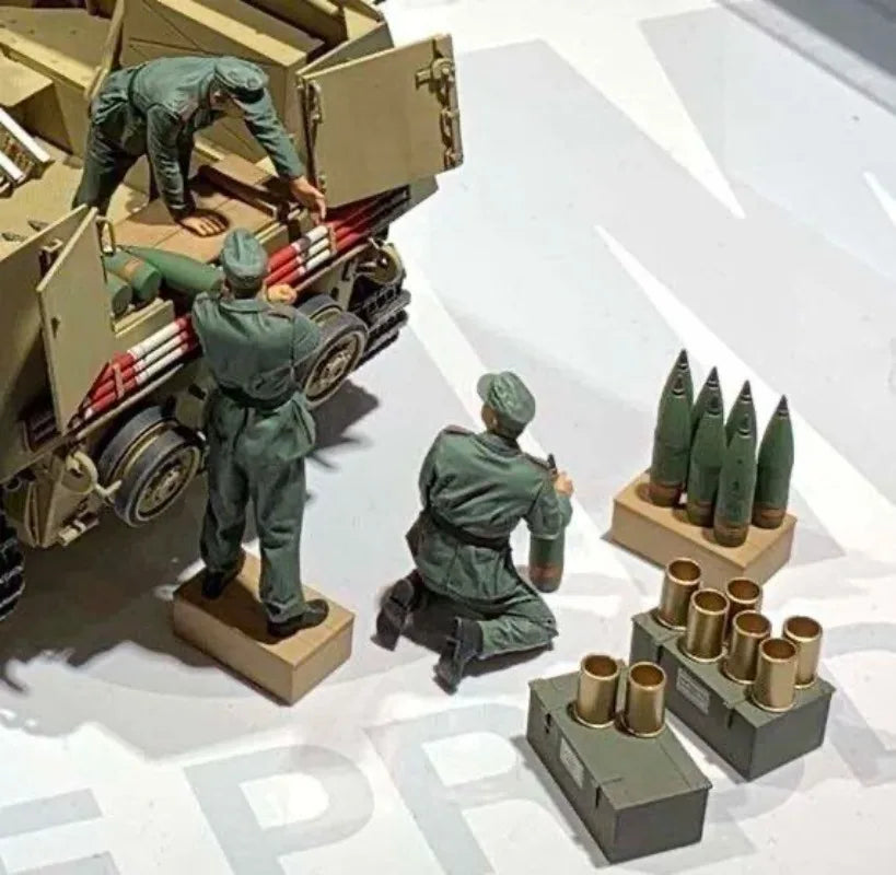 1/35 WWII German Self-Propelled Gun, 5 Figures, Resin Model Vehicle Kit, Unassembled and Unpainted