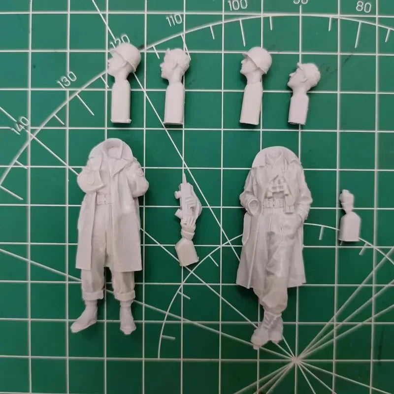 1/35 WWII US Army Officer, 2 Figures, Resin Model Figure Kit, Unassembled and Unpainted