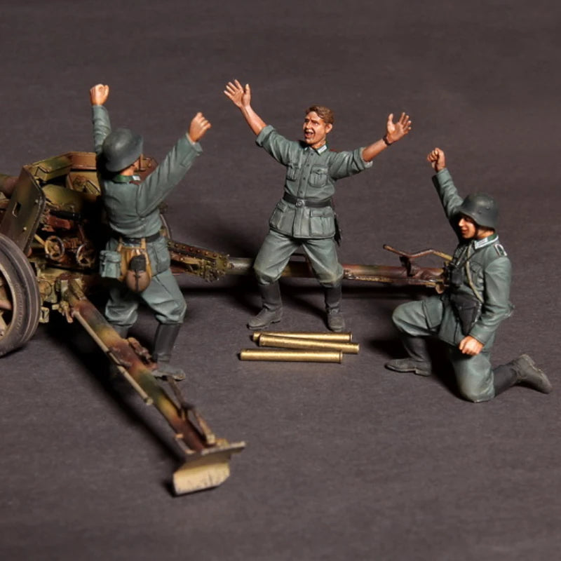 1/35 WWII German Artillery Crew Celebrating, 3 Figures, Resin Model Figure Kit, Unassembled and Unpainted