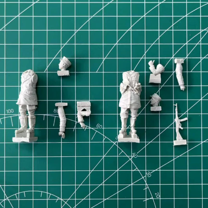 1/35 WWI Imperial German Officer & Grenadier, 2 Figures, Resin Model Figure Kit, Unassembled and Unpainted