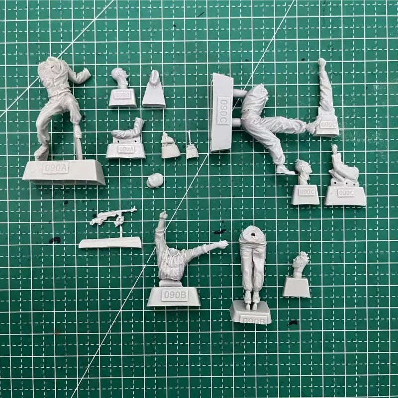 1/35 WWII Soviet T-34 Tank Crew, 3 Figures, Resin Model Figure Kit, Unassembled and Unpainted