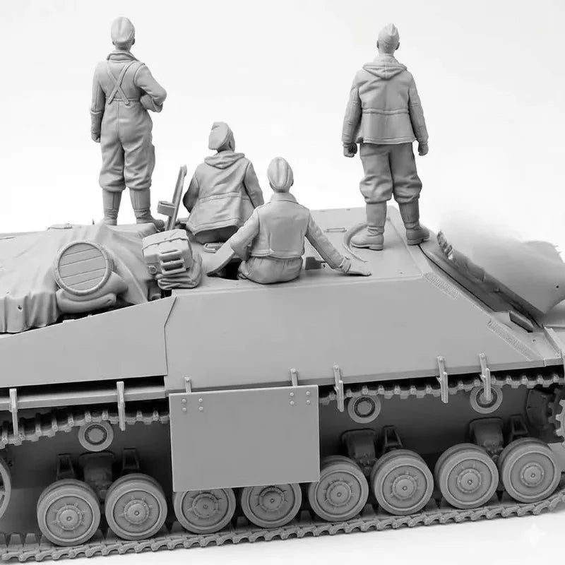 1/35 WWII Soldiers & Tank, 4 Figures, Resin Model Diorama Kit, Unassembled and Unpainted