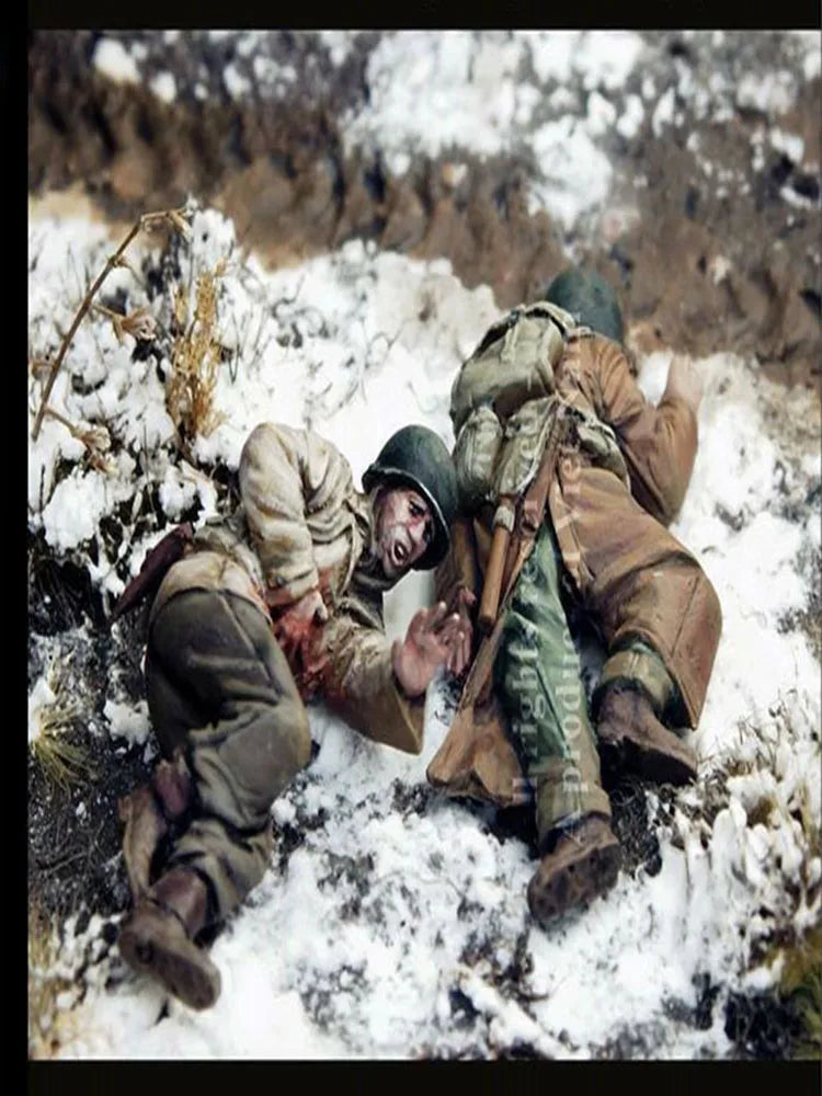 1/35 WWII Soviet Infantry in Winter Combat, 2 Figures, Resin Model Figure Kit, Unassembled and Unpainted