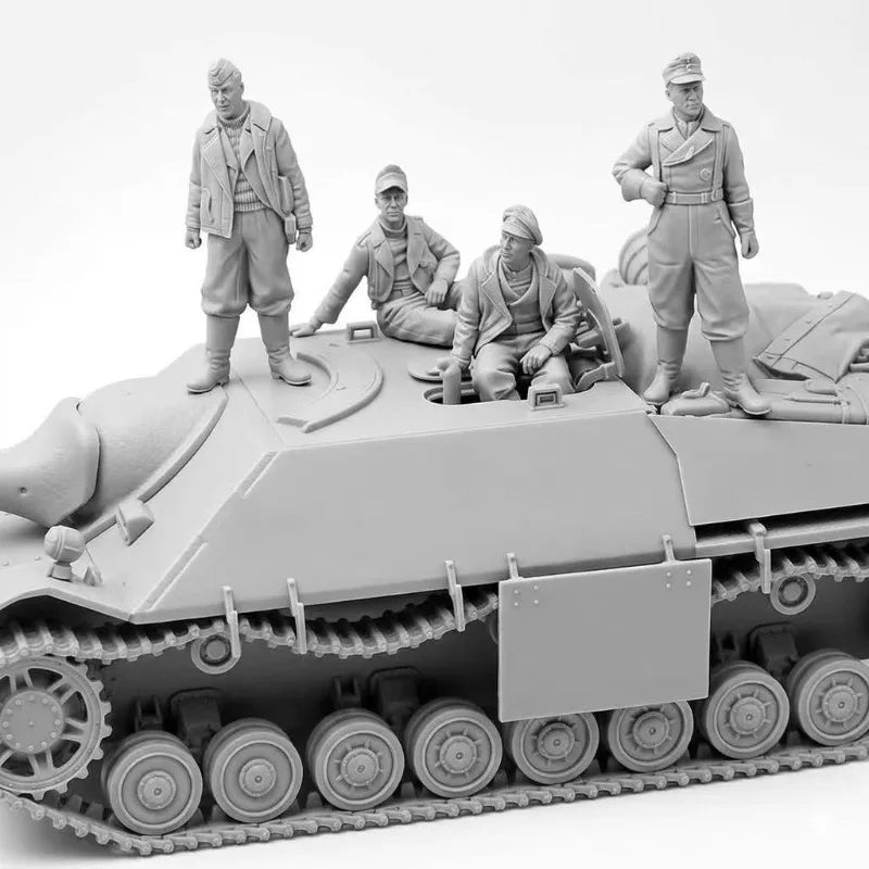 1/35 WWII Soldiers & Tank, 4 Figures, Resin Model Diorama Kit, Unassembled and Unpainted