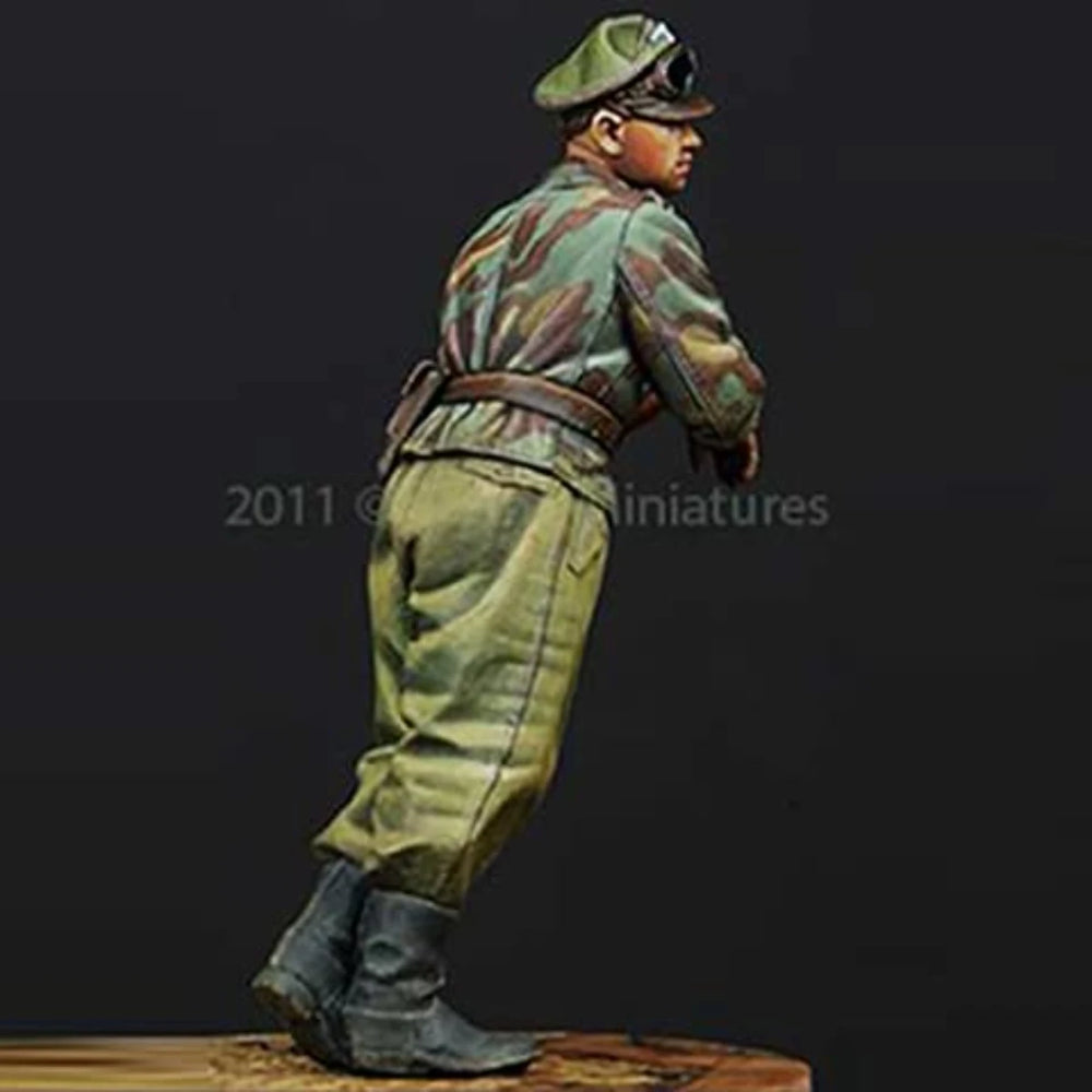 1/35 WWII German AFV Crew Member, Resin Model Figure Kit, Unassembled and Unpainted