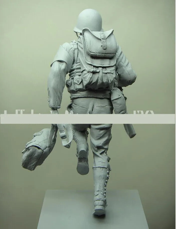 1/16 WWII German Infantryman Charging Forward, Resin Model Figure Kit, Unassembled and Unpainted