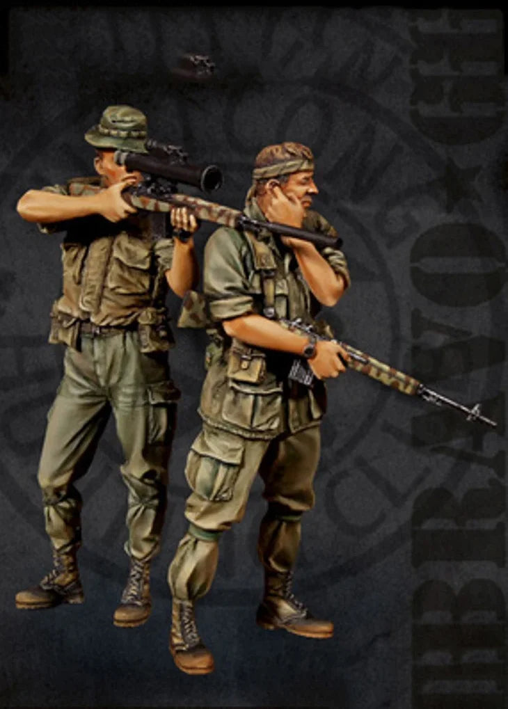 1/35 WWII US Infantry Advancing with Rifle and Tommy Gun, 2 Figures, Resin Model Figure Kit, Unassembled and Unpainted