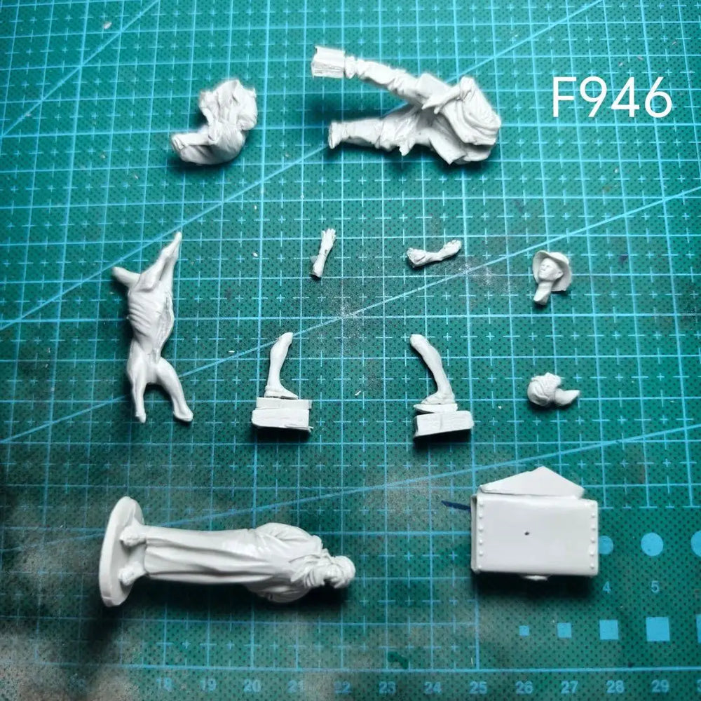 1/35 Robed, 4 Figures, Resin Model Figure Kit, Fantasy Theme, Unassembled and Unpainted