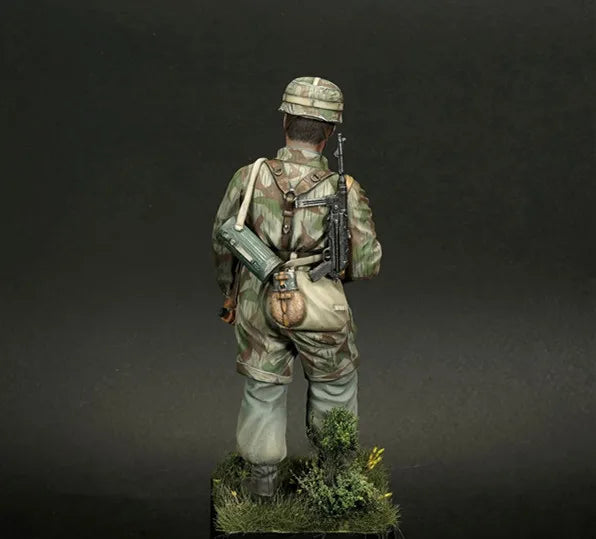 1/16 Modern US Infantryman Advancing with Rifle, Resin Model Figure Kit, Unassembled and Unpainted