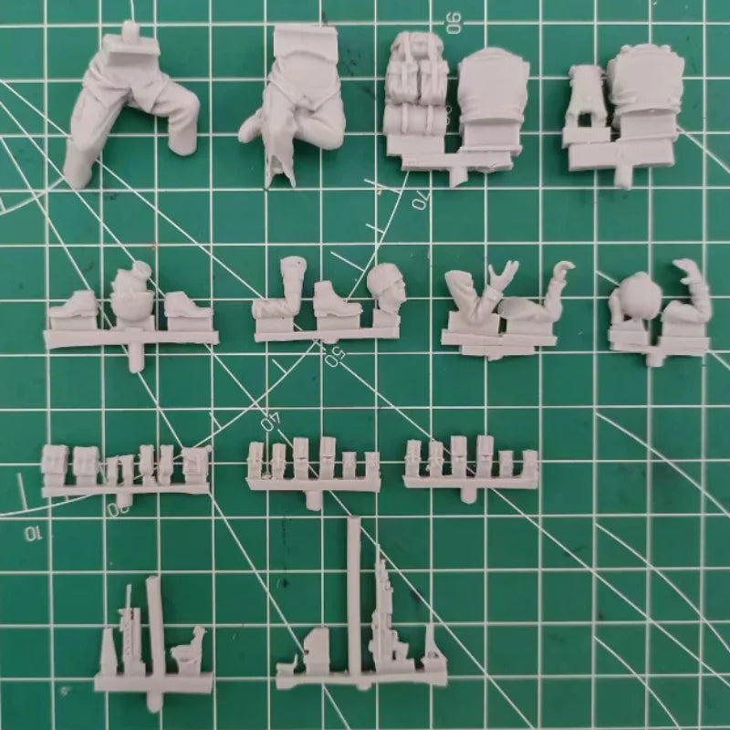 1/35 Modern US Marine Infantry Advancing, 2 Figures, Resin Model Figure Kit, Unassembled and Unpainted