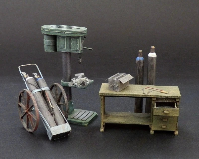 1/35 WWII German Workshop Equipment, 2 Figures, Resin Model Diorama Kit, Unassembled and Unpainted